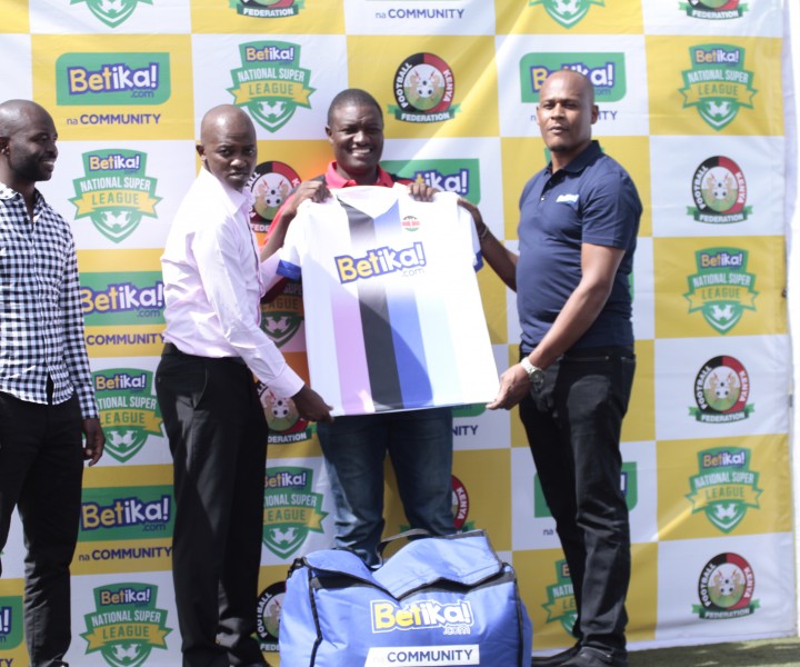 Samson Otieno receiving kit on behalf of Nairobi City Stars from FKF PResident Nick Mwendwa and Betika CEO John Mbatia