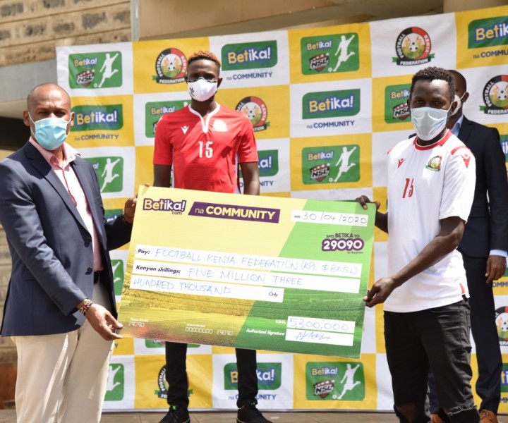 Beetika commercial head John Mbatiah hands dummy cheque to City Stars field skipper Anthony Kimani on Thur 30 Apr 2020