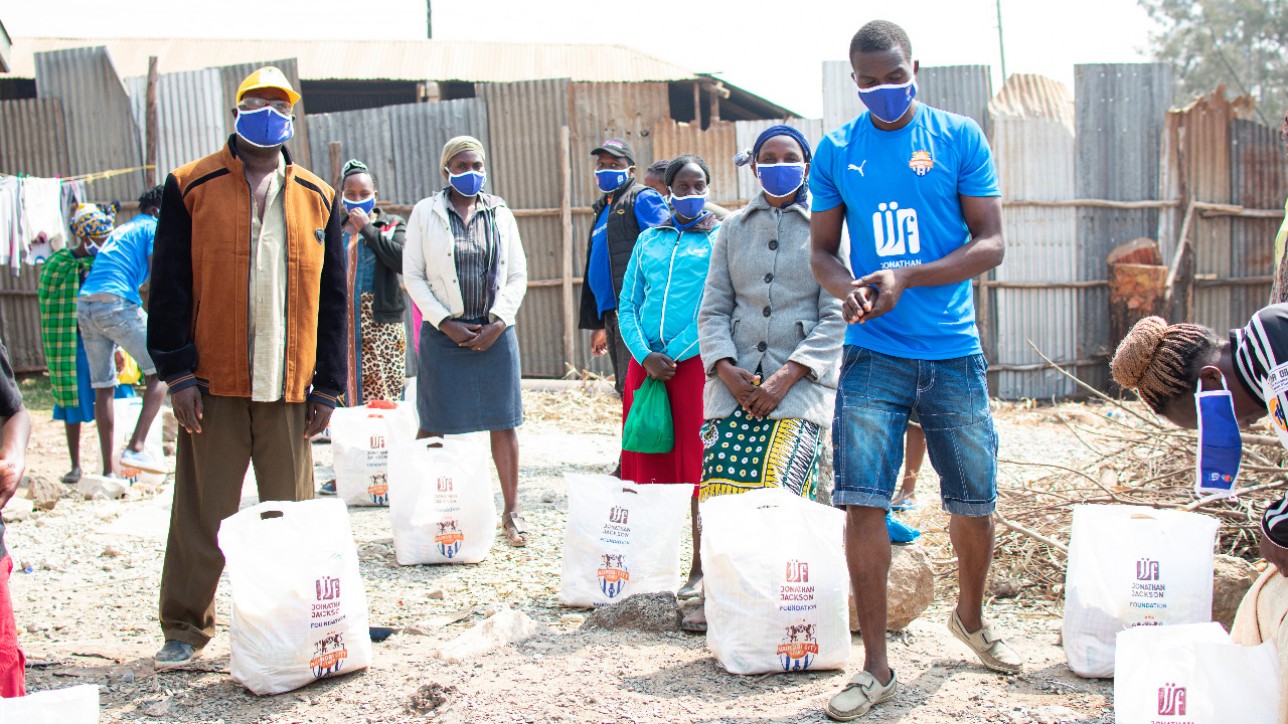 Keeper Jacob Osano distributing food at Mukuru kwa Reuben in a #JengaJirani initiative on Mon 10 Aug 2020 