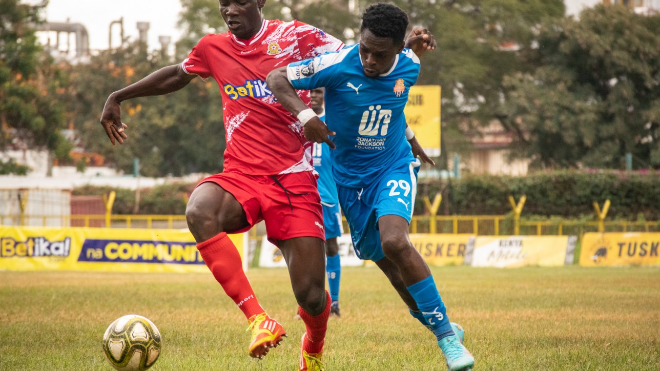 Augustine Kuta goes for the ball against Kenya Police defender Silicho Soita during a 28th round 28 FKF Premier League game on Sun 1 May 2022. It ended 0-0